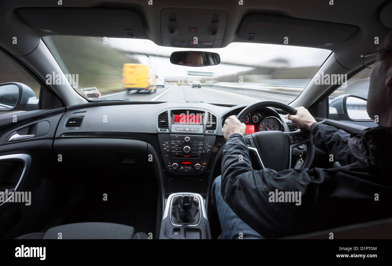 Conduite rapide vers le bas d'une autoroute de l'intérieur de la voiture. Banque D'Images