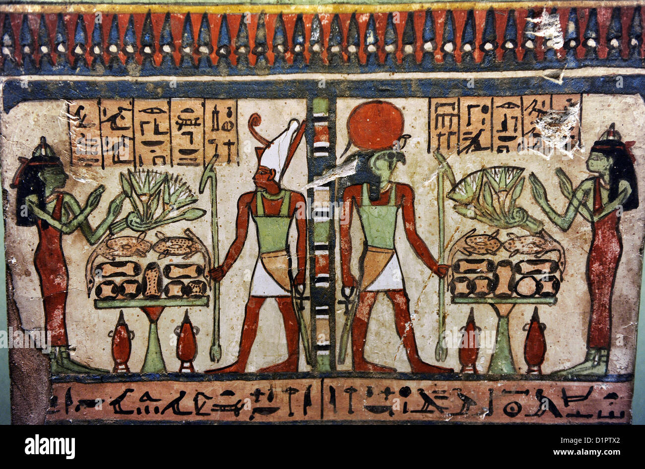 L'Égypte. La stèle funéraire. Le bois. Baba la prière aux Dieux soleil Atoum (à gauche) et Re-Harakhte. Louxor, à la fin de période, 650-640 BC. Banque D'Images