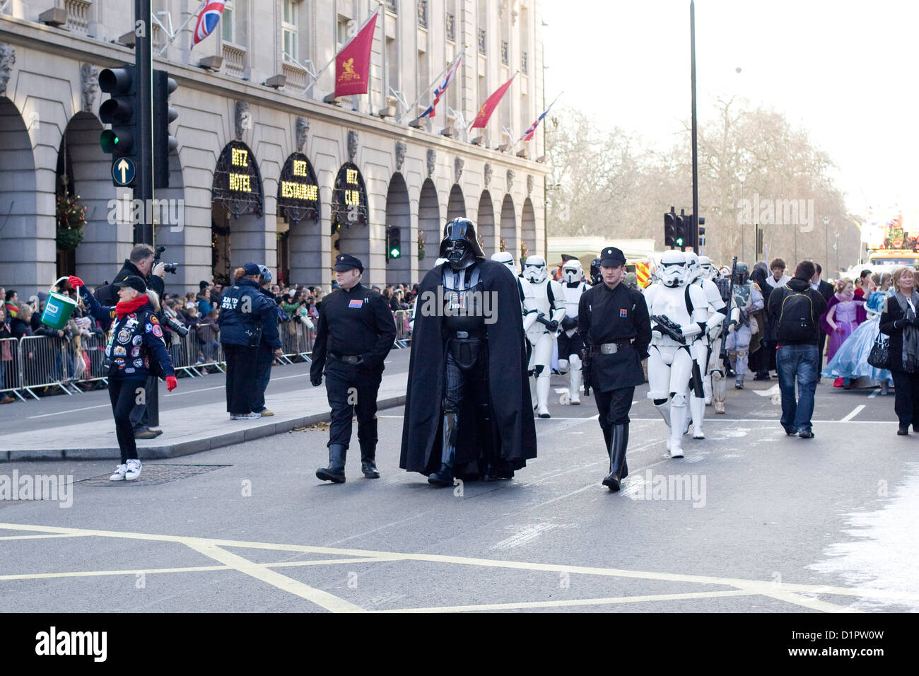 London's défilé du Nouvel An en 2013 Dark Vador de Star Wars films dans les rues de Londres Banque D'Images