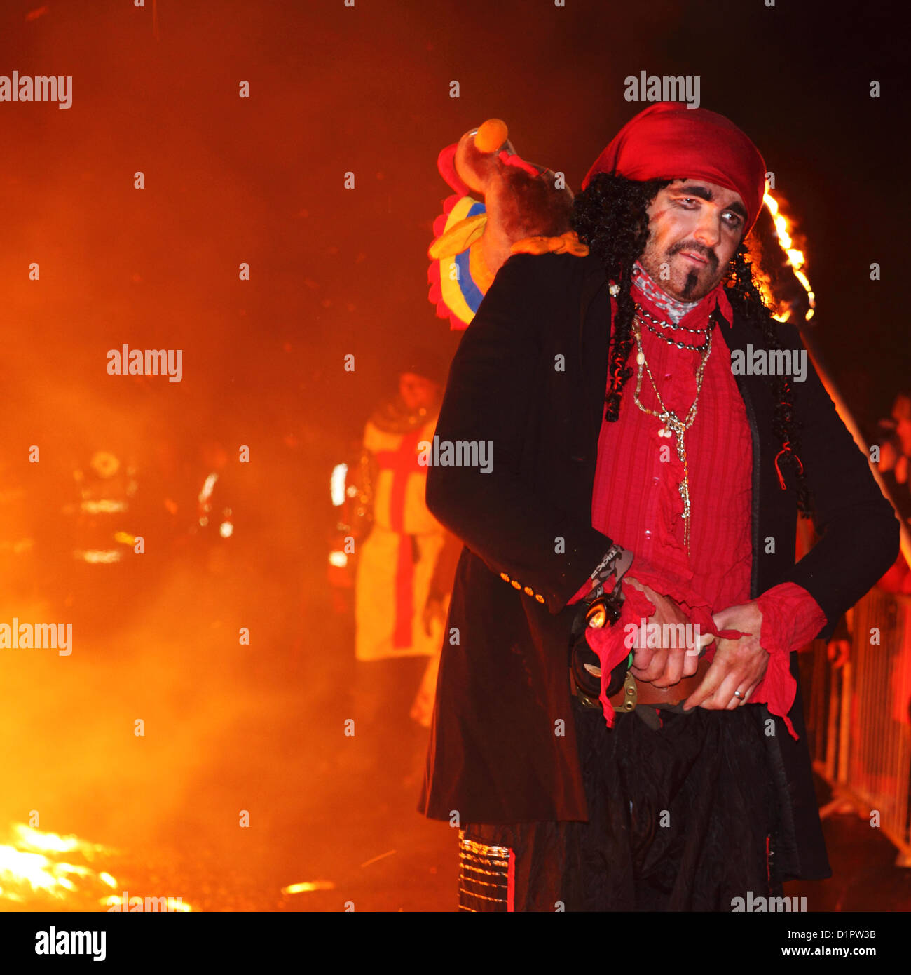 Un homme dans un costume de pirate à la Saint-Sylvestre TAR Tar Bar'l (Canon) célébrations dans Allendale, Northumberland. Banque D'Images