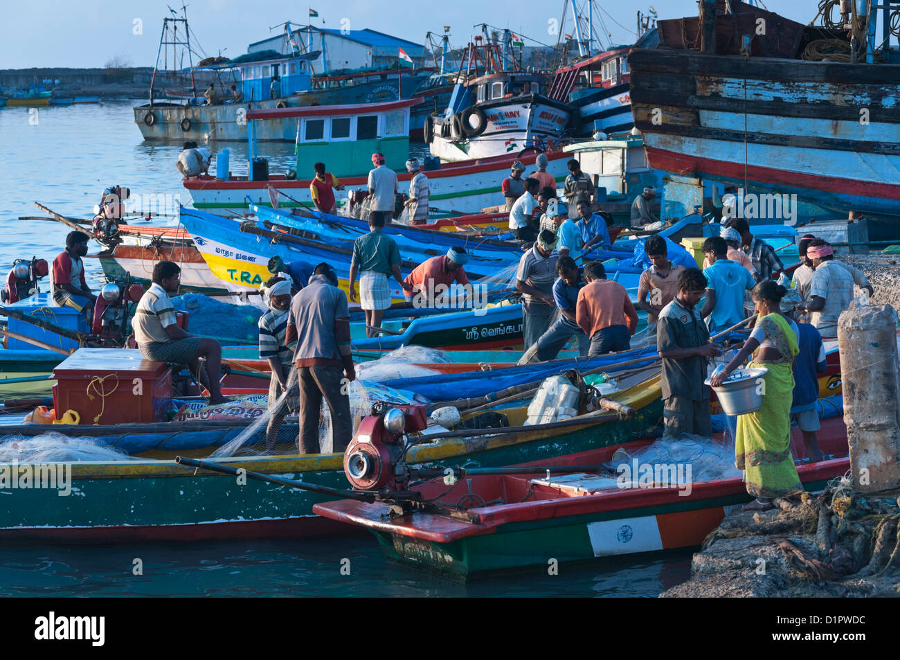 Des bateaux de pêche à l'aube du village de pêche de Nagapattinam Tamil Nadu Inde Banque D'Images