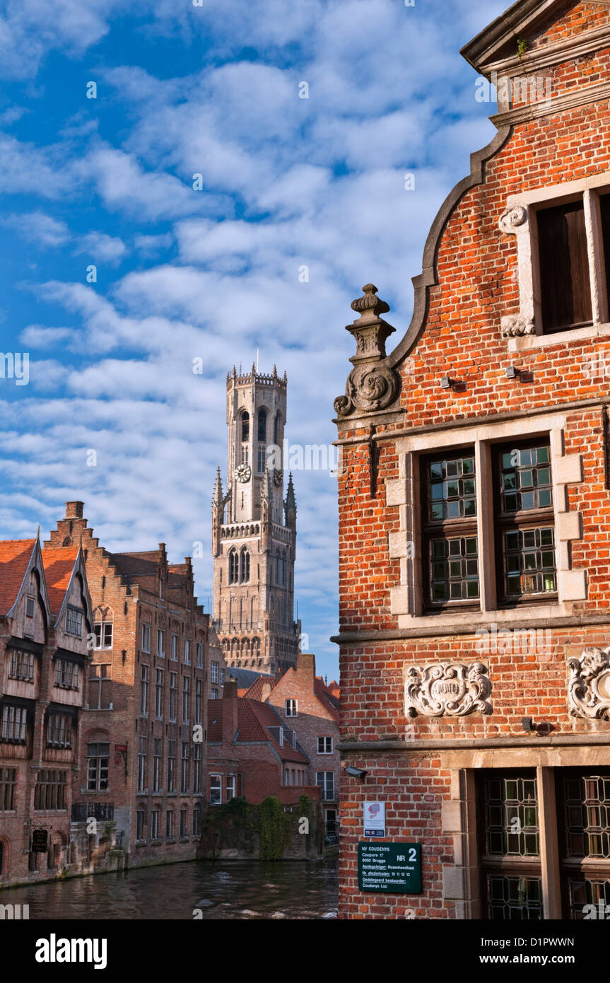 Belfort beffroi et façade de maison de guilde Bruges Belgique Banque D'Images