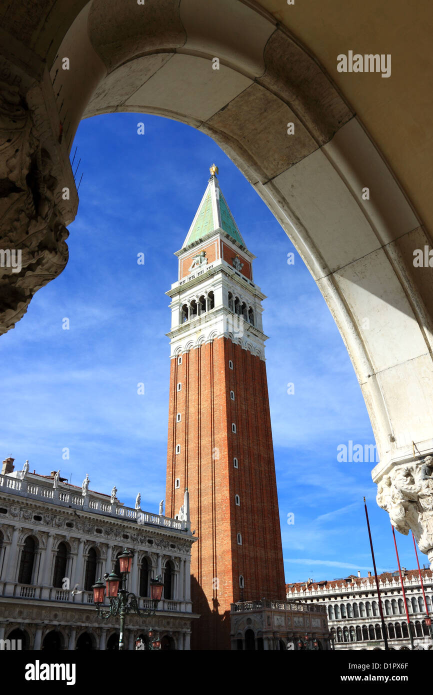 Le célèbre campanile ou tour à la place Saint Marc à Venise, Italie — free download