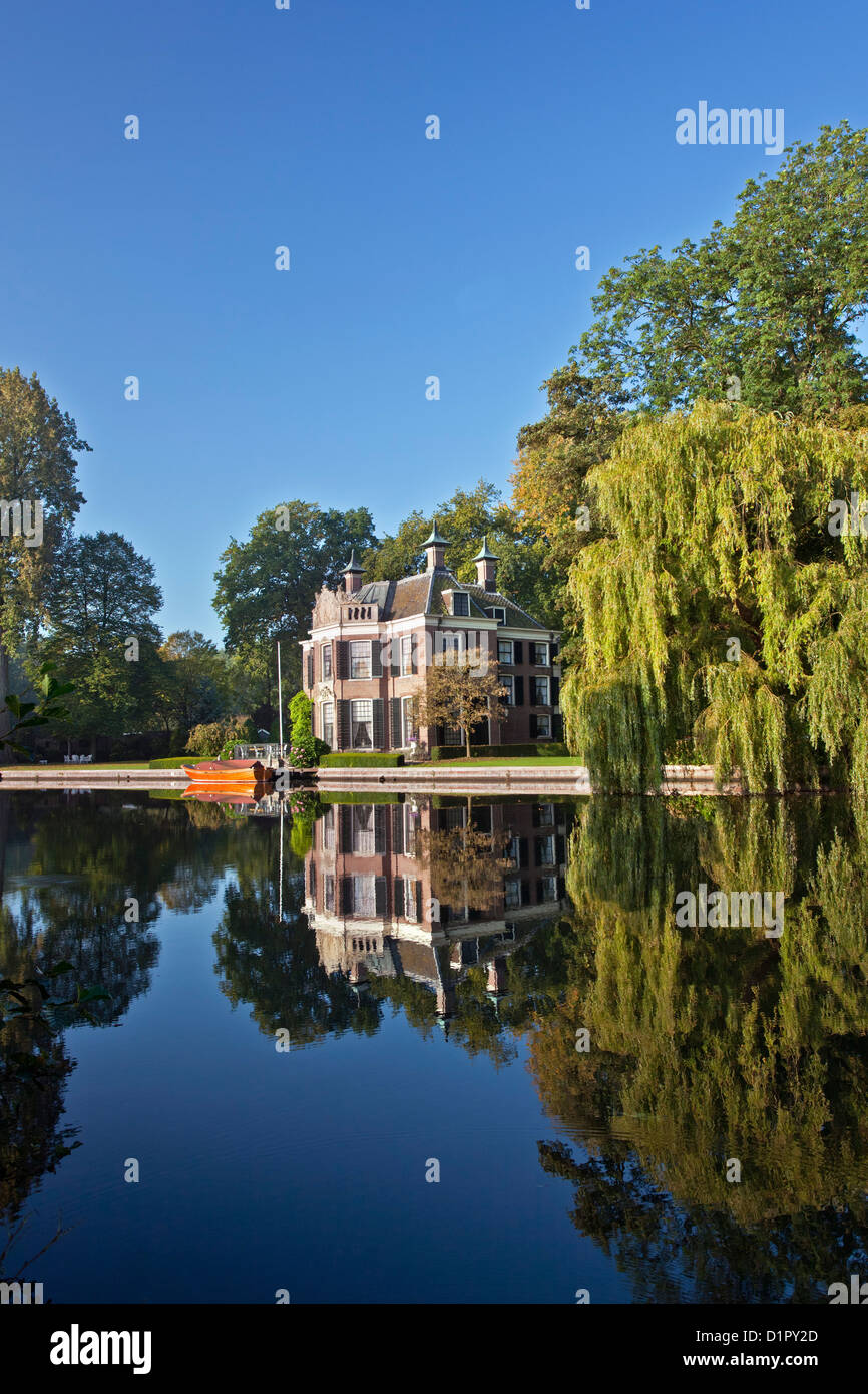 Les Pays-Bas, Nieuwersluis, navire de plaisance sur la rivière Vecht. Domaine rural appelé Rupelmonde. Banque D'Images