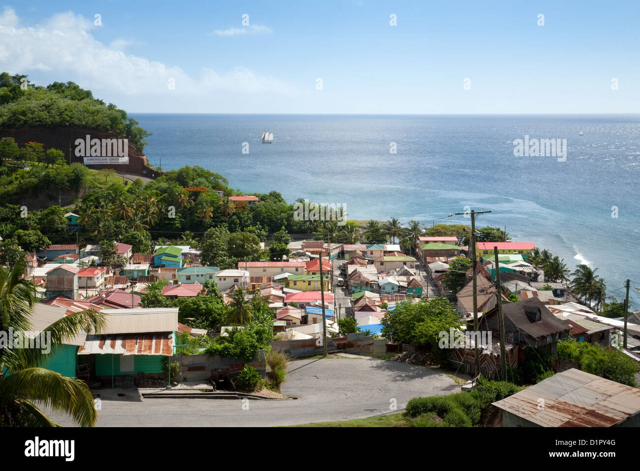 La vue du village de Canaries, sur la côte ouest, St Lucia, la mer des Caraïbes, Antilles Banque D'Images