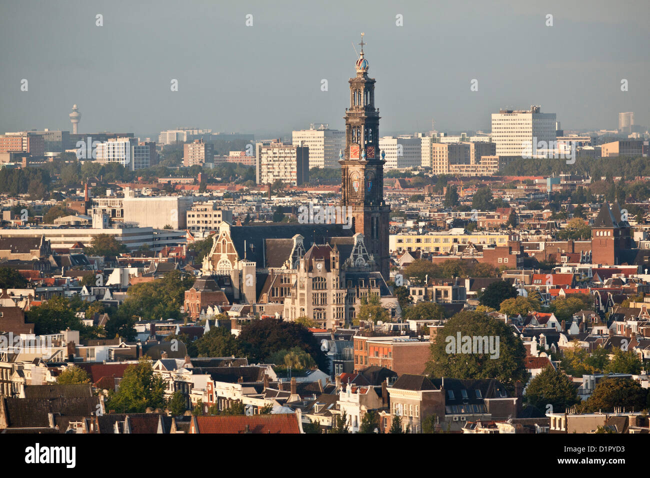 Les Pays-Bas, Amsterdam, vue aérienne du bâtiment appelé Toren Overhoeks. Centre-ville. On appelle l'église Westerkerk. Banque D'Images