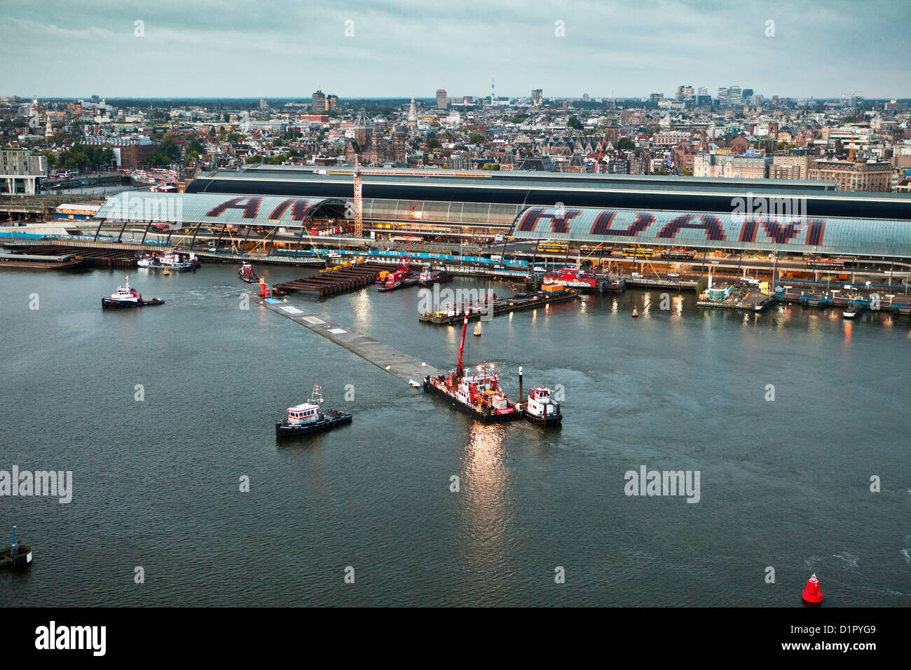 Les Pays-Bas, Amsterdam, vue aérienne sur le transport et le placement d'une partie du tunnel pour le métro ou le tube. Banque D'Images