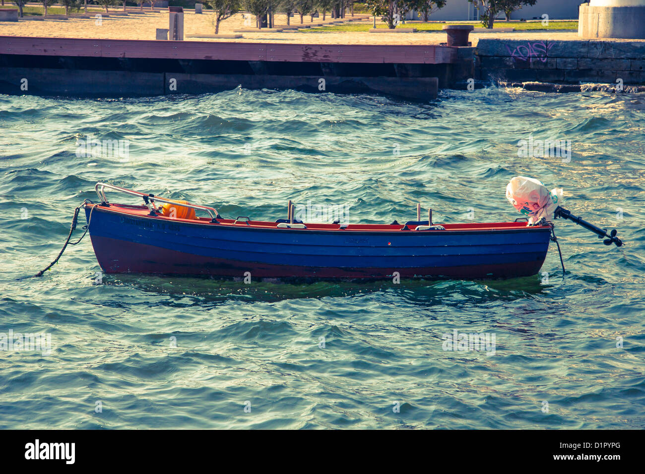 Bateau de pêcheur en mer de l'eau près de Thessalonique Banque D'Images