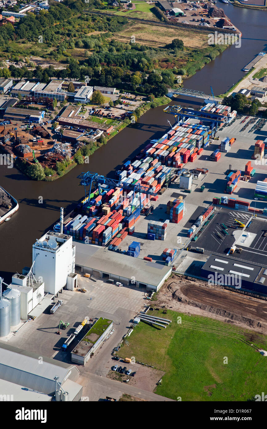 Les Pays-Bas, Hengelo, Combi Twente, transbordement de conteneurs. Canal appelé Twenthe-kanaal. Vue aérienne. Banque D'Images