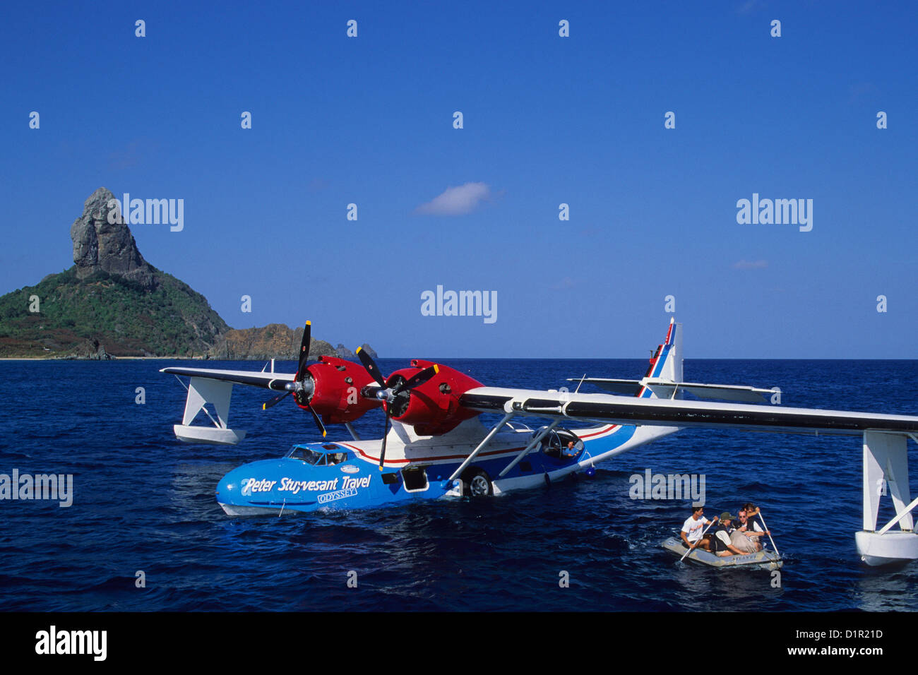 Brésil, Fernando do Noronha, Catalina PBY-5A de l'aquaplanage. Les passagers peddle vers la côte après l'atterrissage. Banque D'Images