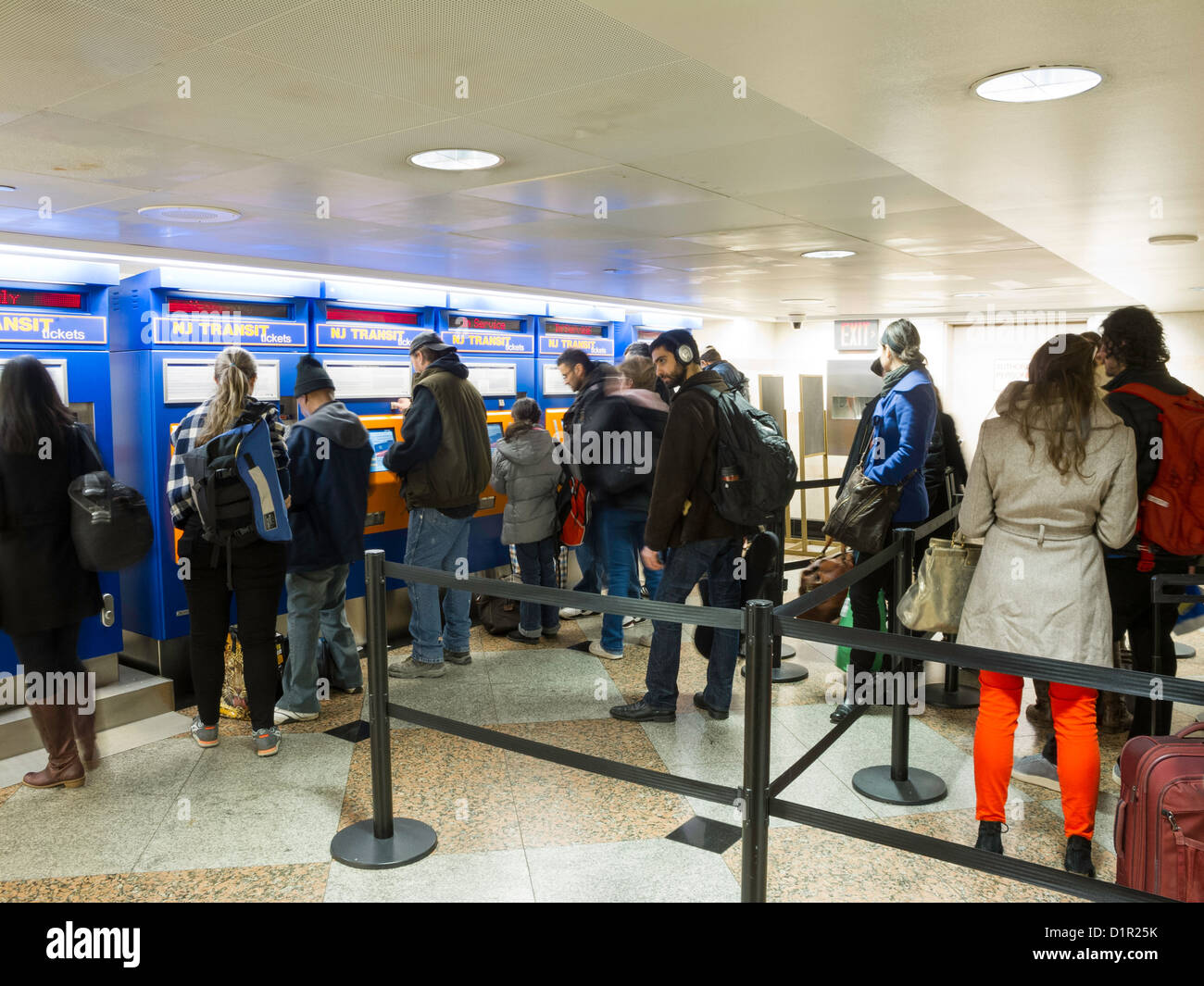 Les voyageurs d'acheter des billets de train New Jersey Transit à libre service distributeur automatique, Penn Station, NYC Banque D'Images