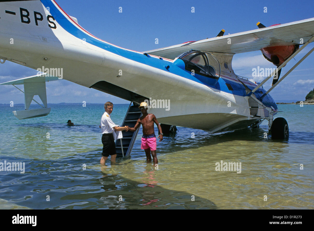 Brésil, Salvador de Bahia, Catalina PBY-5A de l'aquaplanage. La population locale pilote bienvenue Paul Warren Wilson après l'atterrissage près de la plage. Banque D'Images