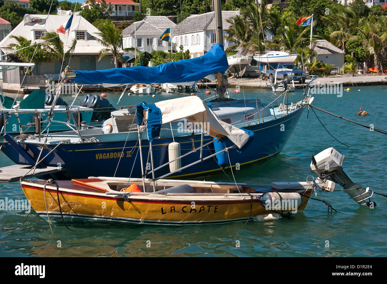 Libre petit voilier et bateau à moteur hors-bord du port de Gustavia, Saint Barthelemy Banque D'Images