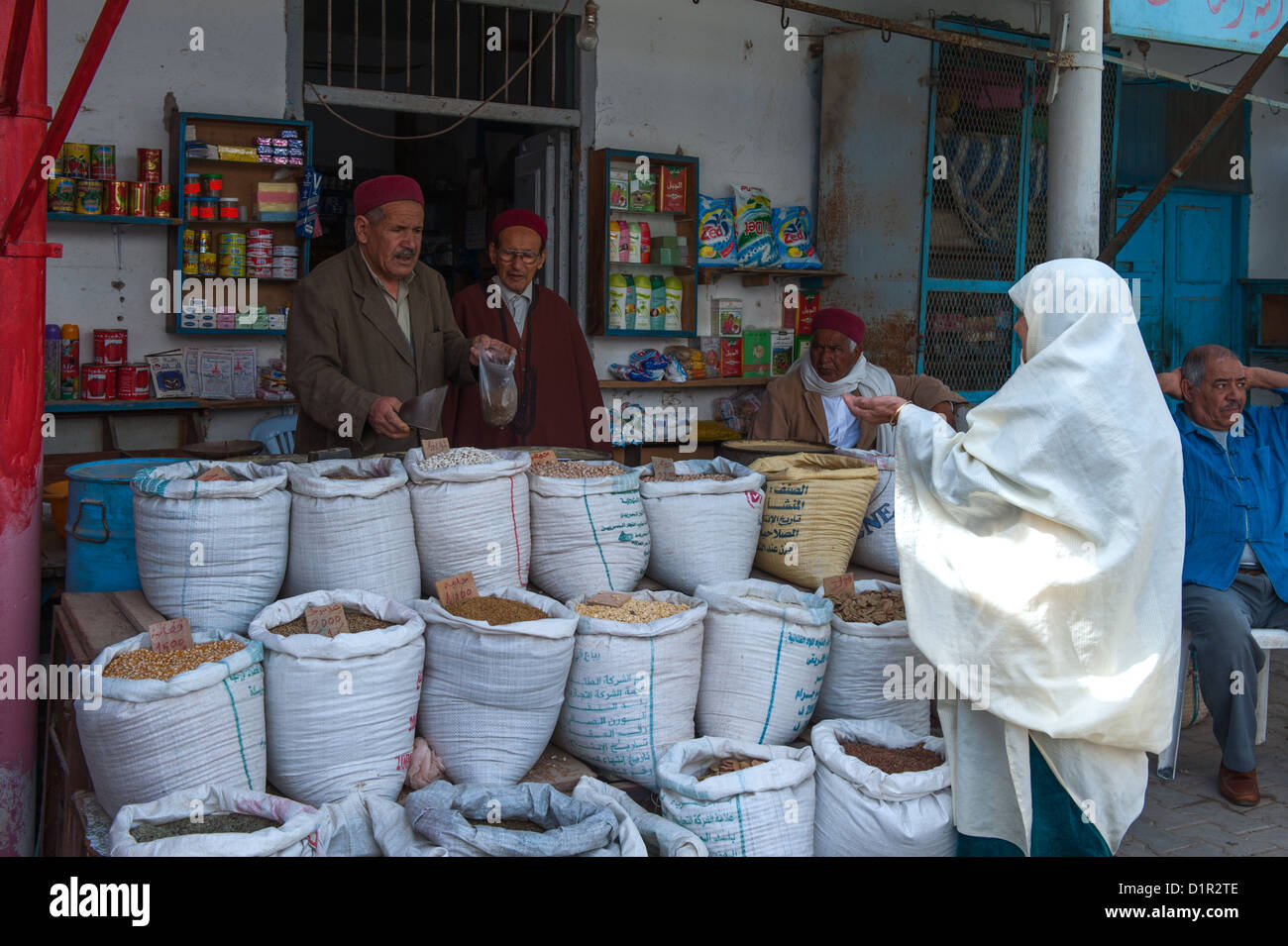 Au sud de la Tunisie, El Hamma, les gens dans le marché Banque D'Images