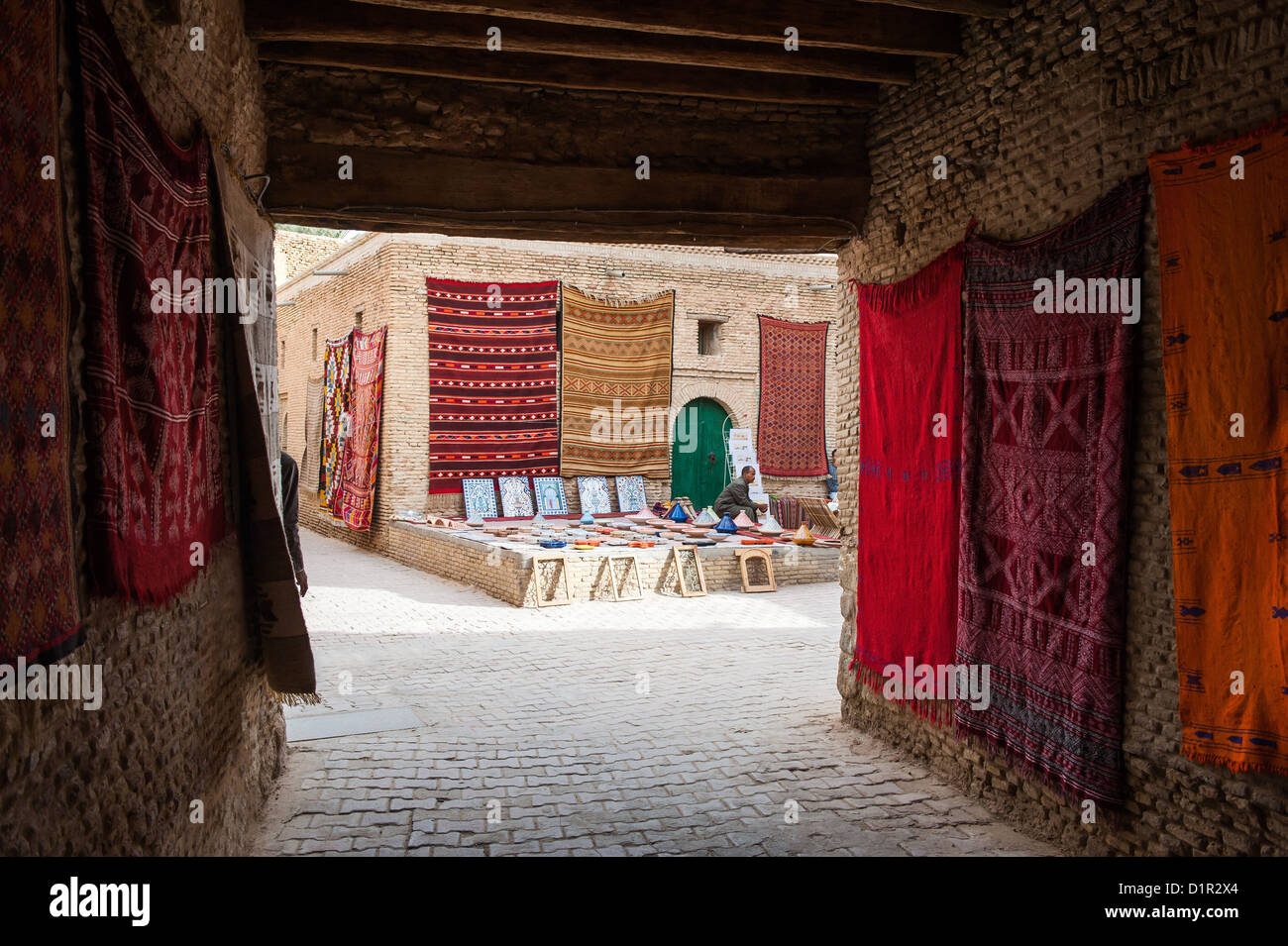 Au sud de la Tunisie, Tozeur,stand d'artisanat dans la brique décoré medina Banque D'Images