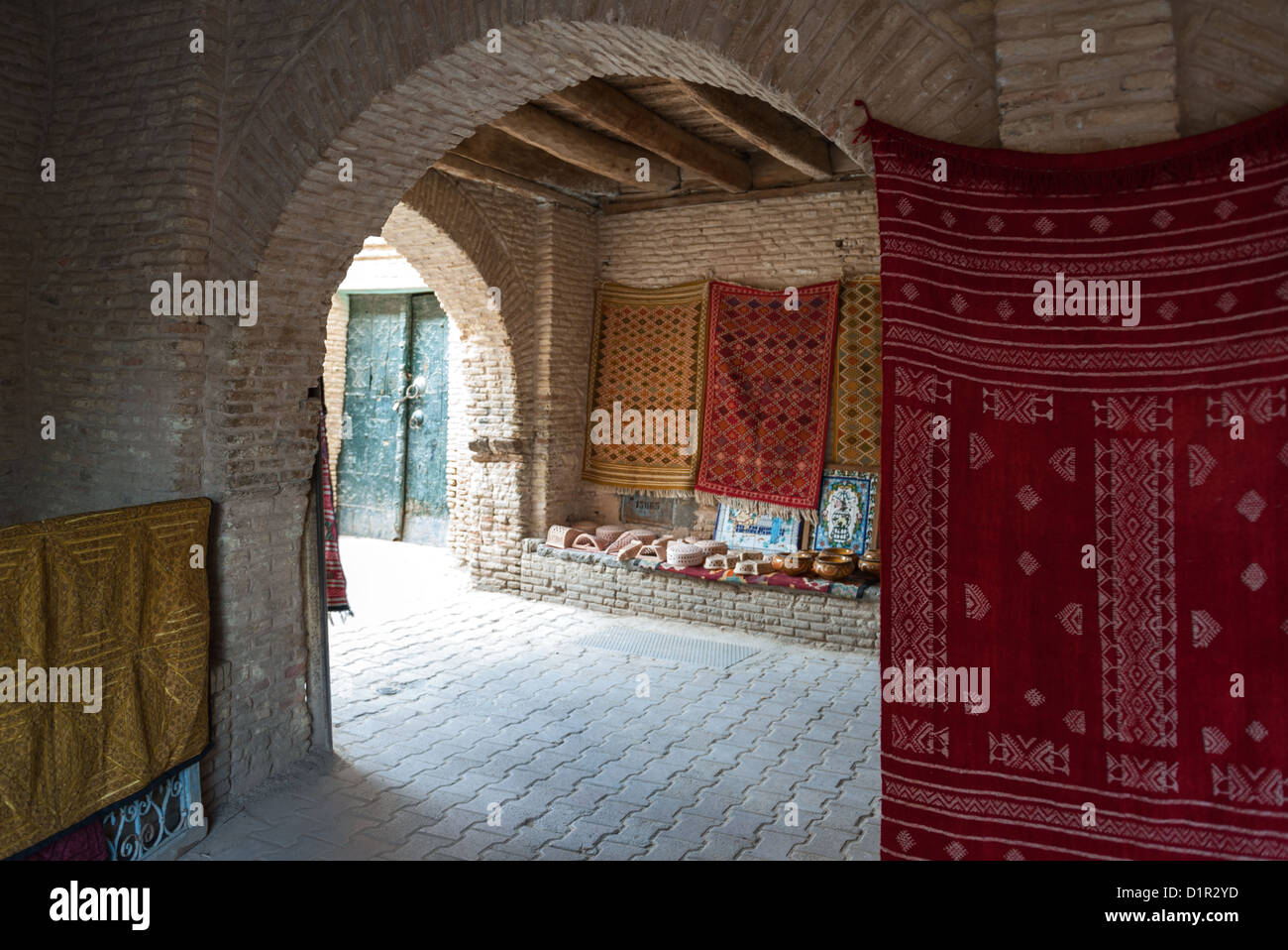 Au sud de la Tunisie, Tozeur,exposition de tapis de tapis dans la brique décoré medina Banque D'Images