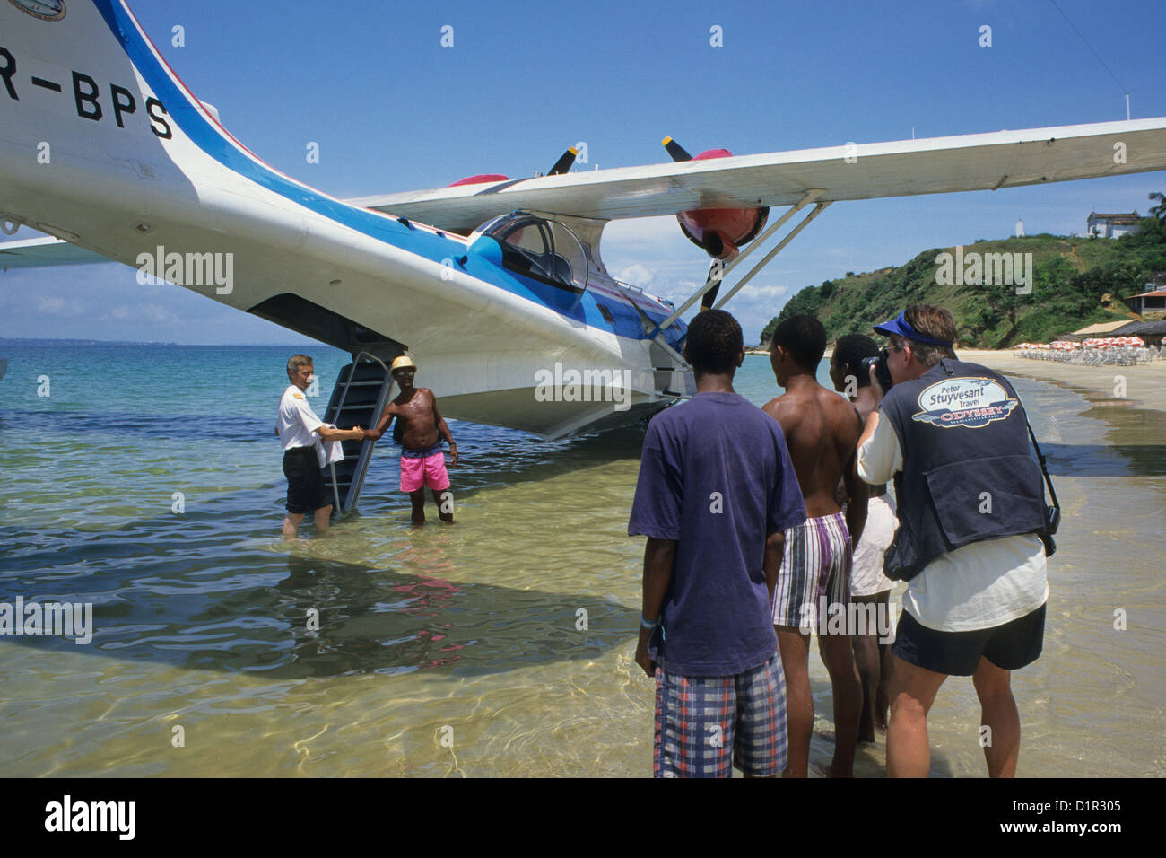 Brésil, Salvador de Bahia, Catalina PBY-5A de l'aquaplanage. Photographe Frans Lemmens en prenant des images d'accueil par la population locale. Banque D'Images