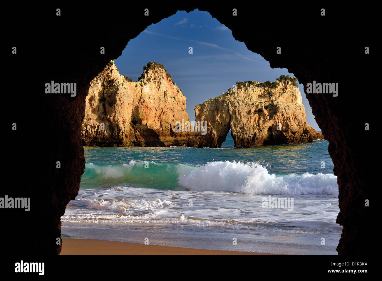 Le Portugal, l'Algarve : vue depuis une grotte pour les formations rocheuses de Prainha beach Banque D'Images