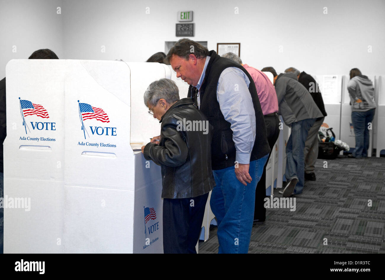 Les gens votent dans des isoloirs en carton à un bureau de scrutin de Boise, Idaho, USA. Banque D'Images
