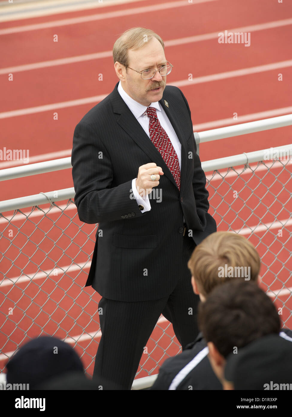 Mark S. Davis, le secrétaire adjoint de l'armée pour le marketing, s'est entretenu avec tous les membres de l'American Bowl Marching Band de l'armée américaine le 2 janvier 2013, à San Antonio. Banque D'Images