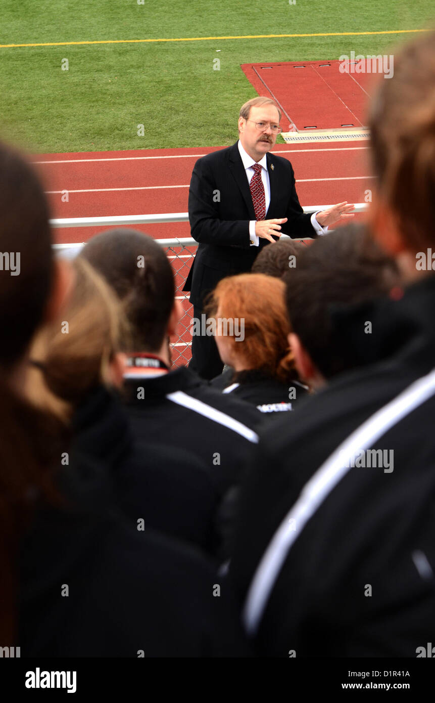 Mark Davis, directeur des initiatives stratégiques pour le bureau du secrétaire adjoint de l'armée, s'entretient avec le All-American Band de l'armée américaine au stade Benson de San Antonio le 2 janvier 2013. Davis a partagé les idées de son expérience dans un orchestre de lycée et son influence sur sa carrière dans l'armée. Banque D'Images