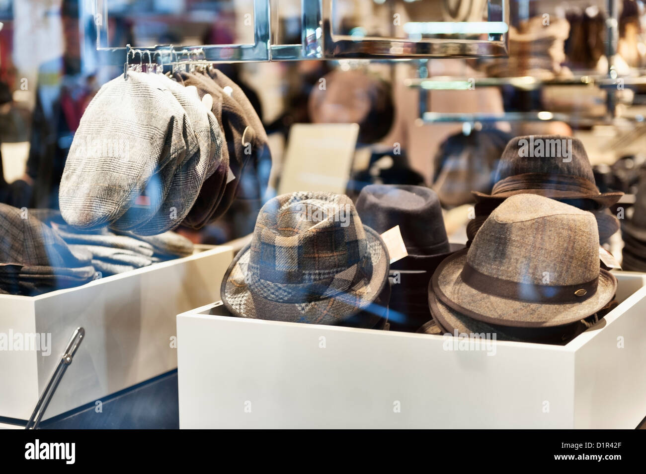 Paris, France : chapeaux pour hommes à vendre - dans la fenêtre d'un grand  magasin vu depuis la voie publique Photo Stock - Alamy