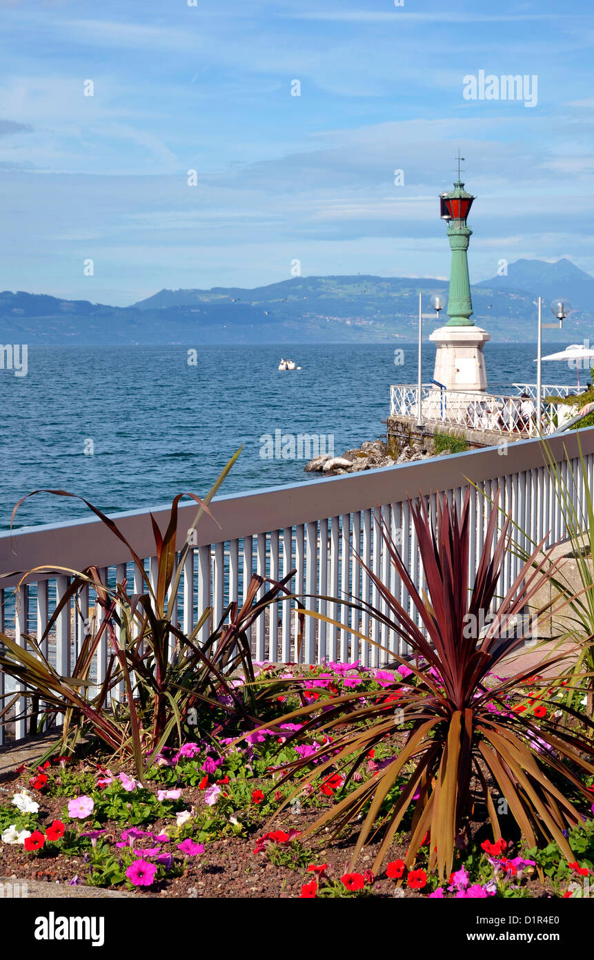 Petit jardin et phare à Evian-les-Bains sur les rives du lac Léman à l'est de la France, située dans la vallée de Banque D'Images