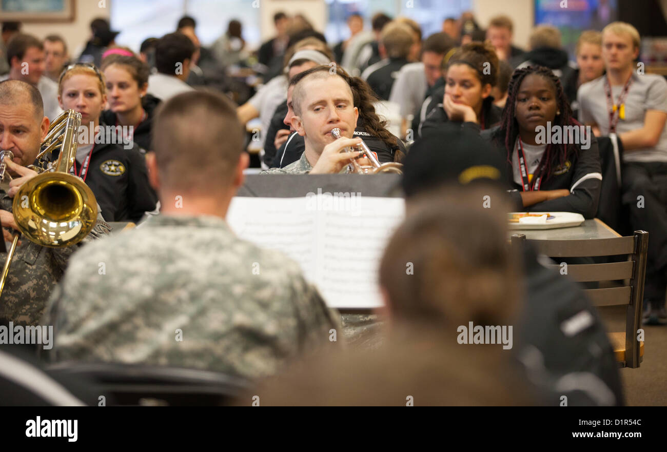 L'US Army Field Band's brass quintet effectuée à la Fort Sam Houston de la salle à manger pour l'All-American Fanfare, Jan 2. Plus tard dans la journée, les soldats de l'armée américaine de la bande de terrain va mener des séances de mentorat et de cliniques avec la All-American Marching Band les membres. (Photo par Jonathan E. Agee) Banque D'Images