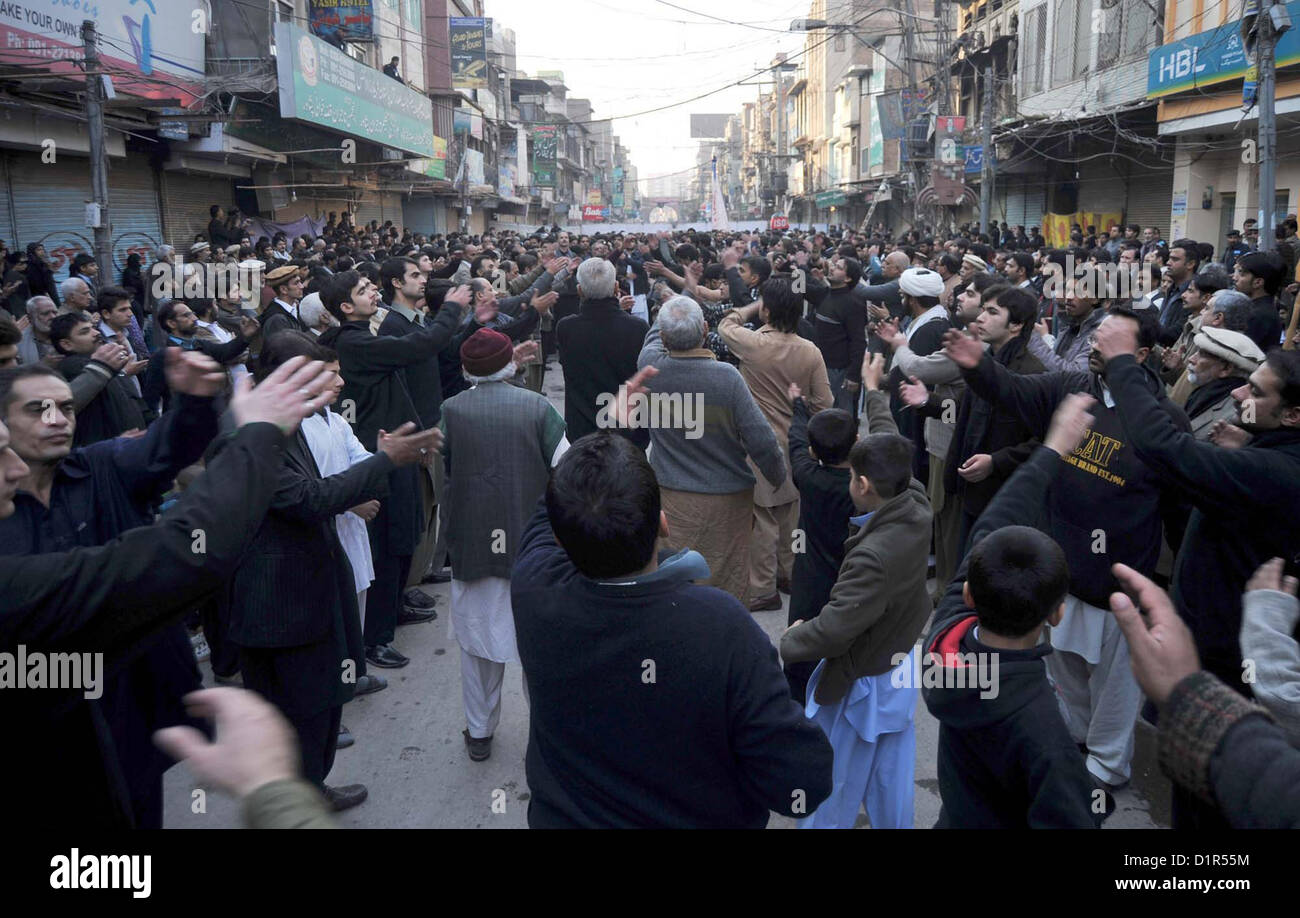 Deuil chiite battre leur poitrine pendant Chehlum Procession de Hazrat Imam Hussain (AS) à Qissa Khawani Bazar de Peshawar le Jeudi, Janvier 03, 2013. Banque D'Images