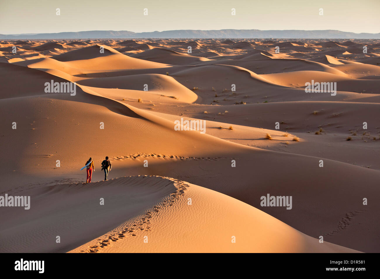 Le Maroc, M'Hamid, Erg Chigaga dunes de sable. Désert du Sahara. Les touristes sur dune de sable. Banque D'Images
