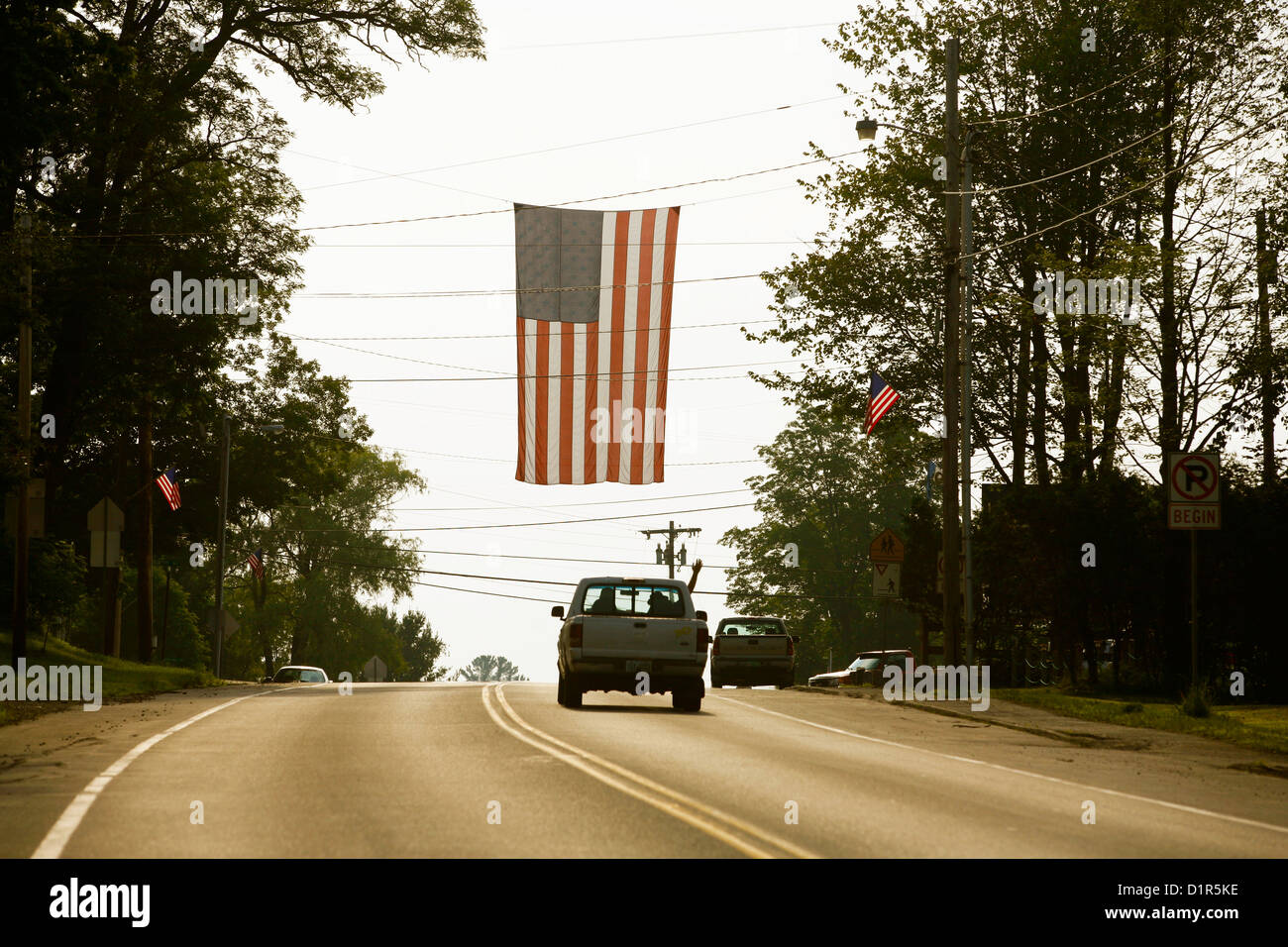 Grand drapeau américain accroché Banque D'Images