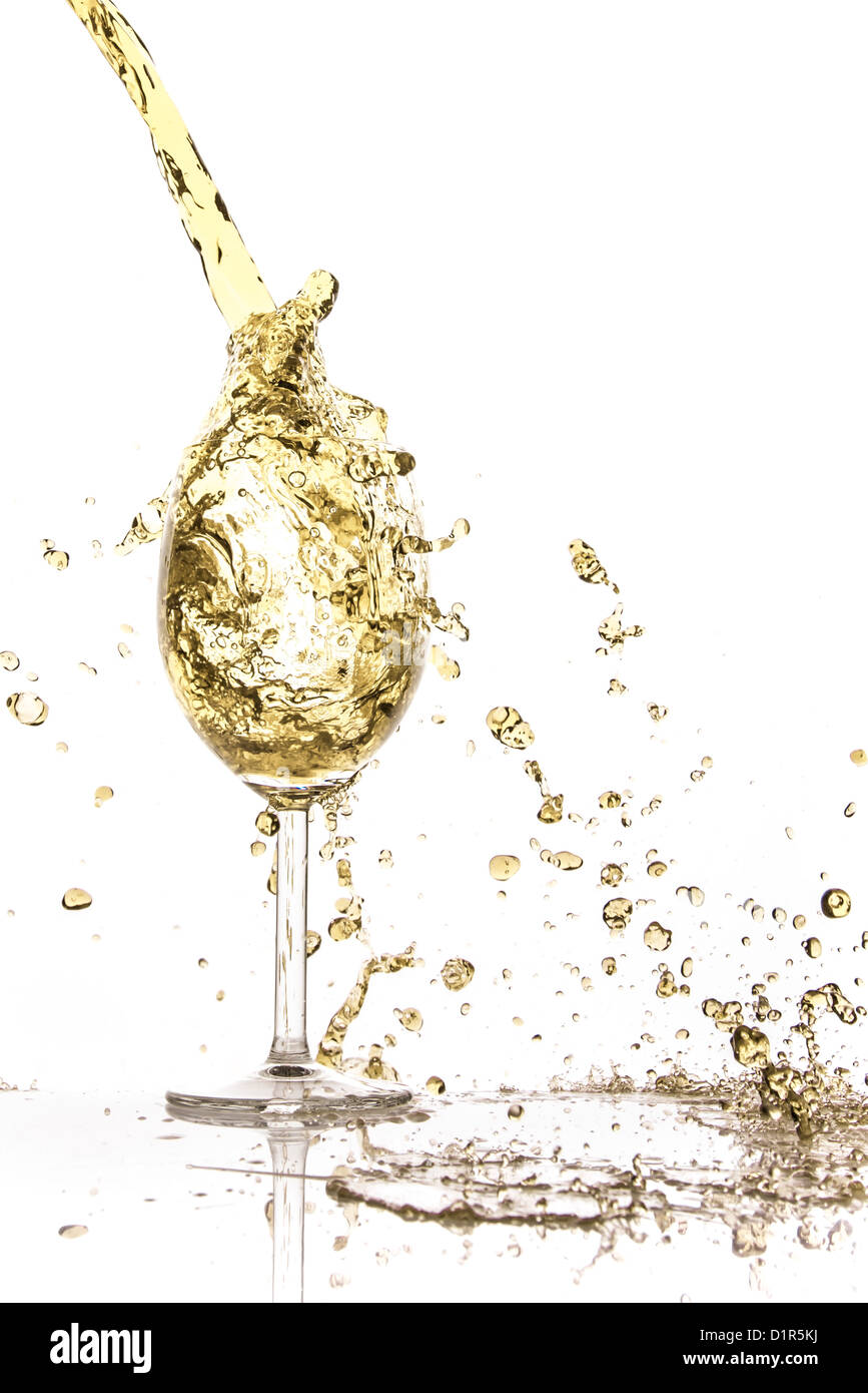 Vin blanc splash isolated on white Banque D'Images