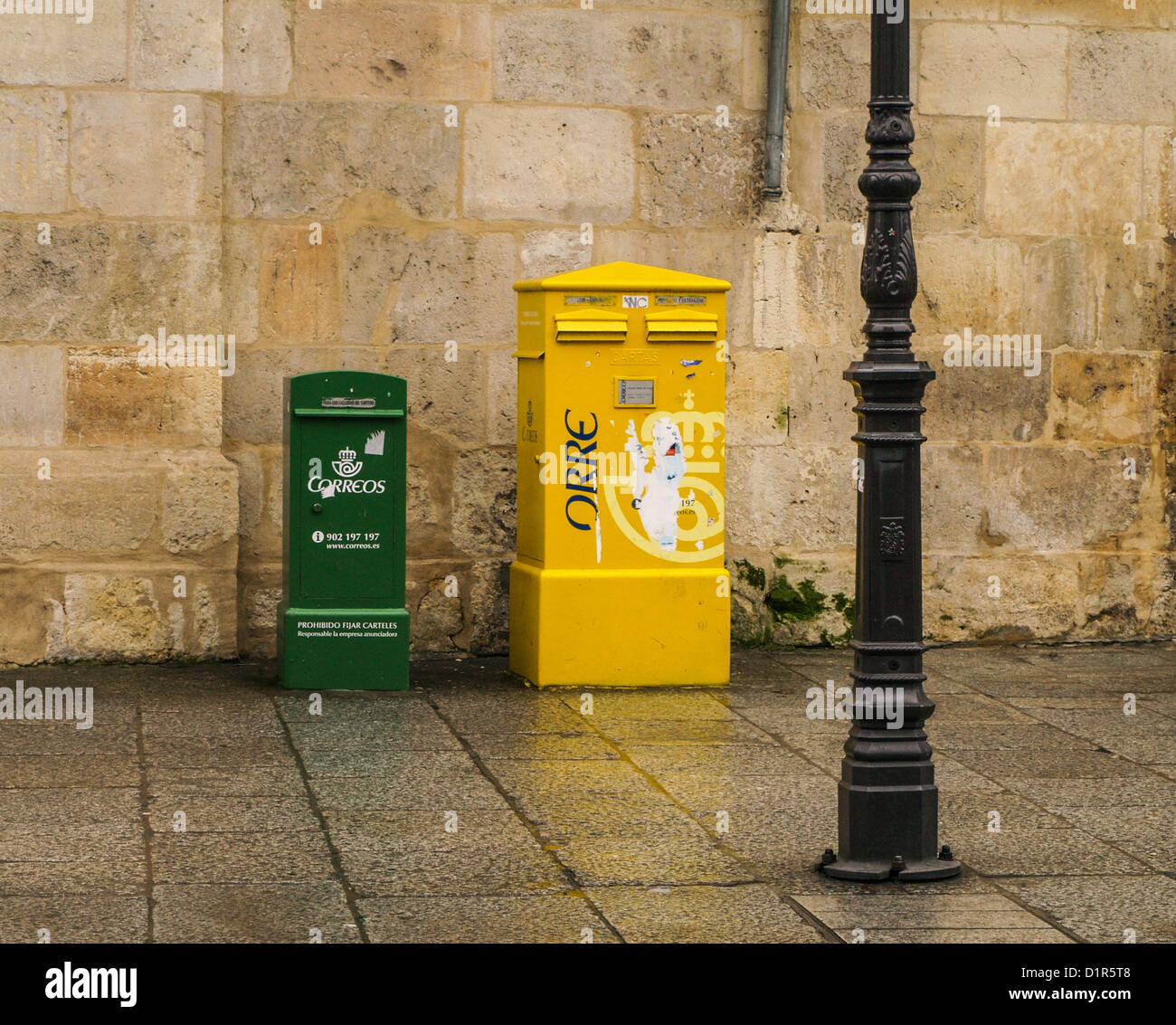 Jaune et vert de boîtes aux lettres espagnol Leon, dans le Nord de  l'Espagne, Europe Photo Stock - Alamy