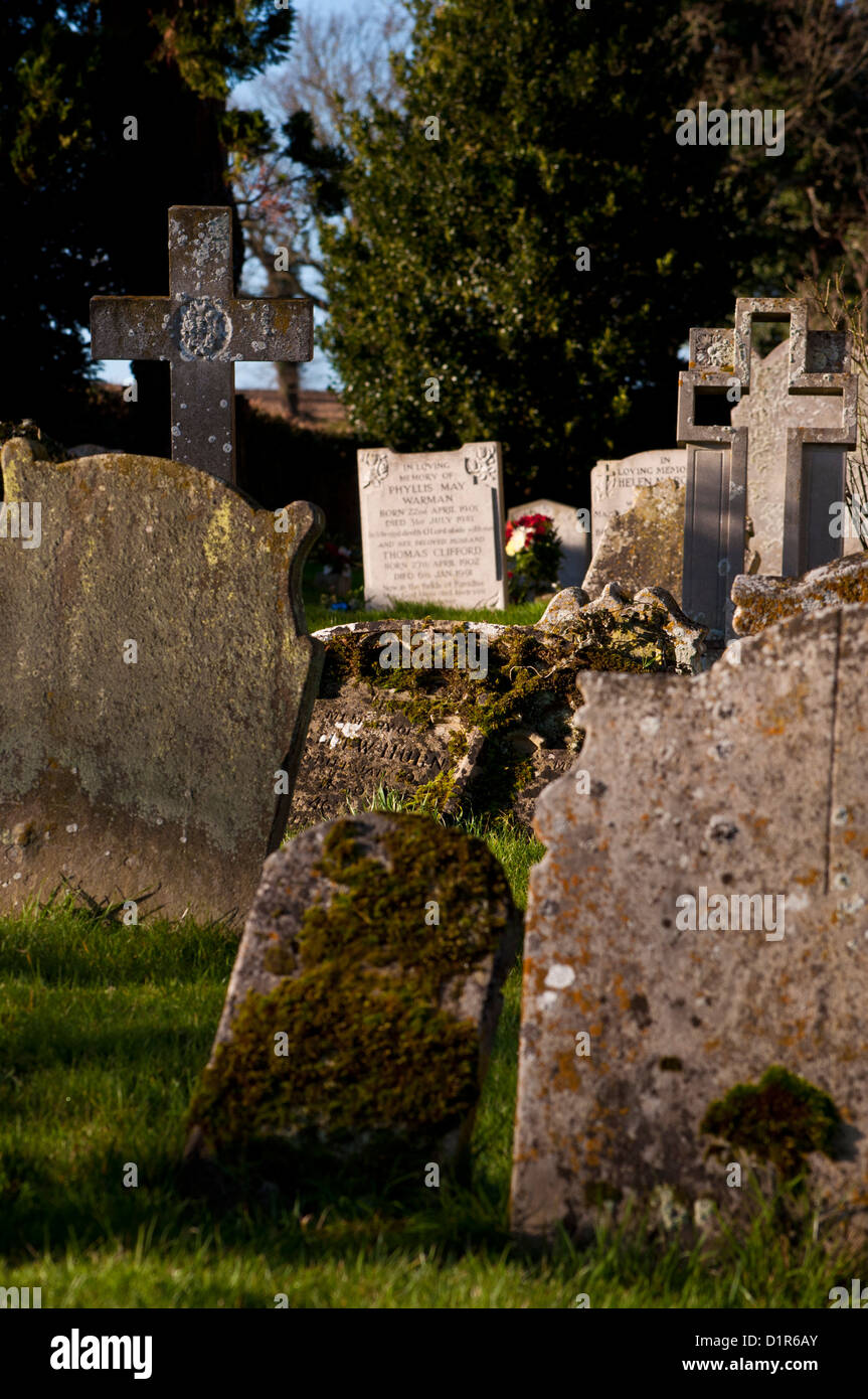 Pierres tombales anciennes couverts de mousse Banque D'Images