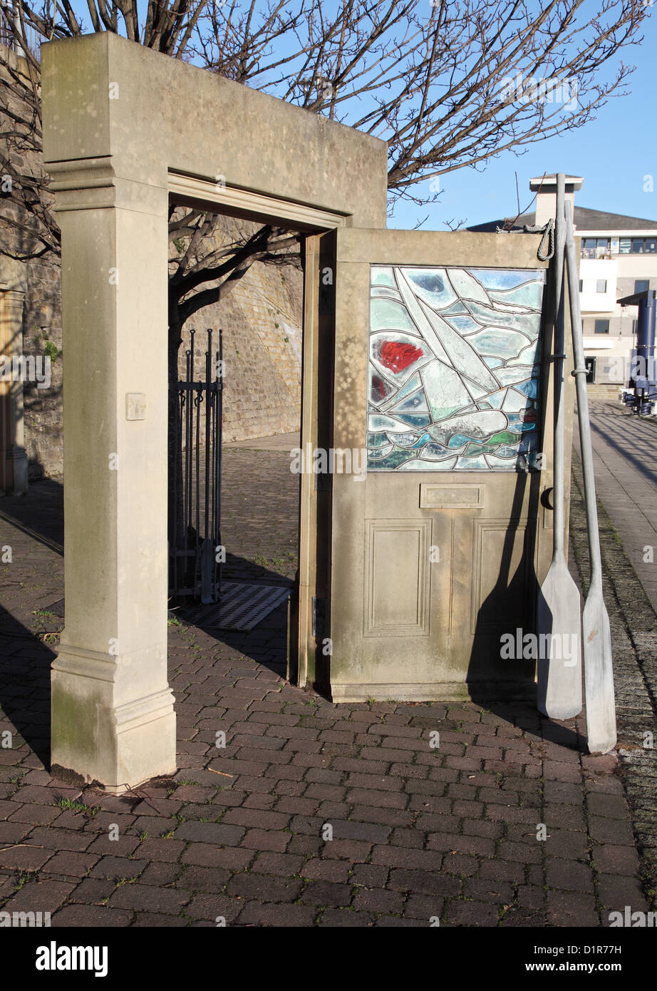 Sculpture 'traversant' porte de pierre sculptés Roker Marina, Sunderland North West England Banque D'Images
