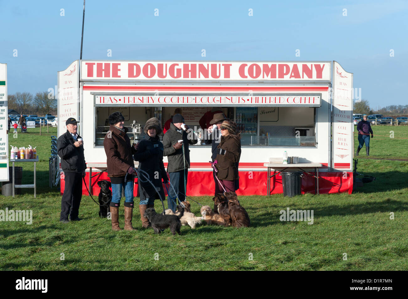 Le doughnut company mobile shop à Cottenham courses point à point avec les gens au Royaume-Uni Cambridgeshire debout devant manger Banque D'Images