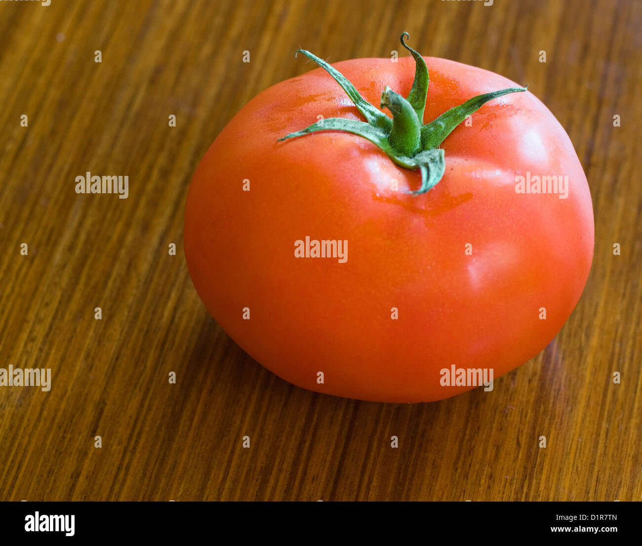 La tomate fraîche sur les tables en bois. Banque D'Images