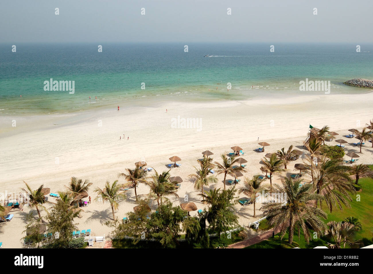 Plage et l'eau turquoise de l'hôtel de luxe, Ajman, Émirats arabes unis Banque D'Images