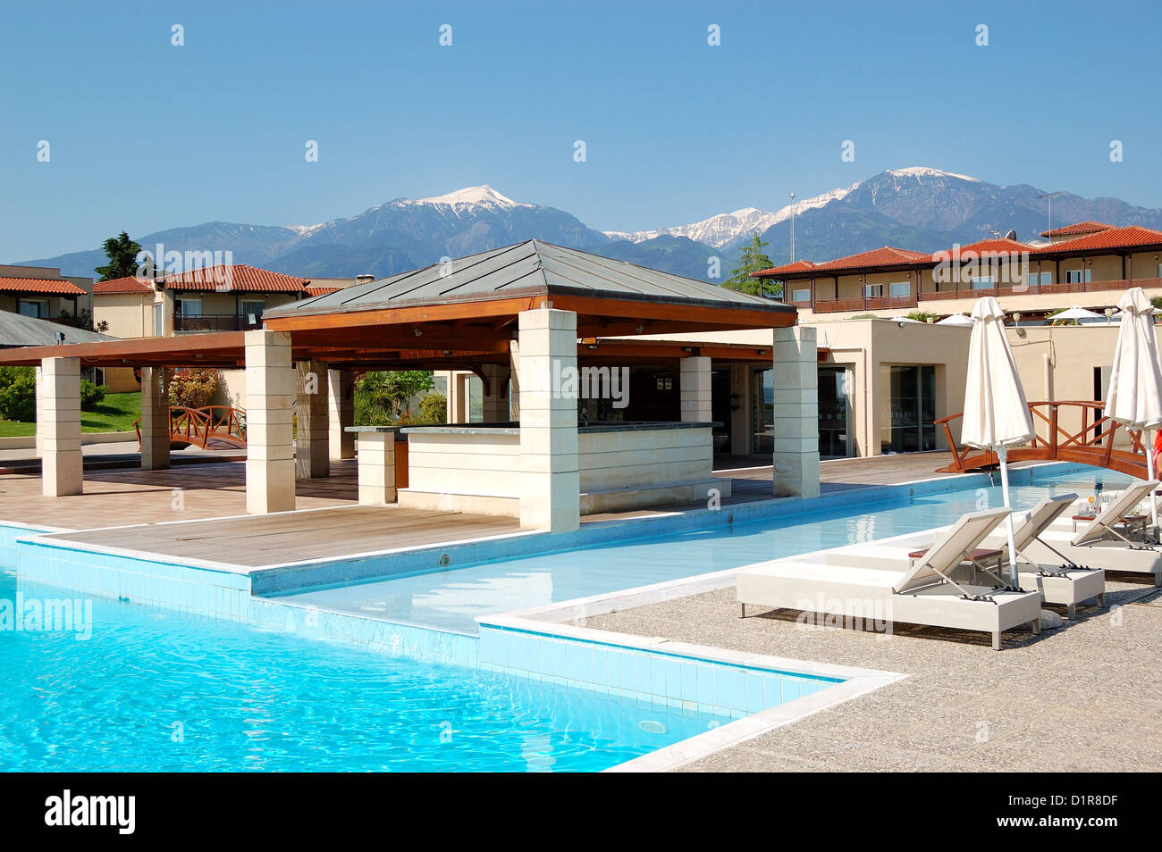 Piscine et restaurant en plein air à l'hôtel de luxe moderne et de montagne Olympus sur arrière-plan, Piérie, Grèce Banque D'Images