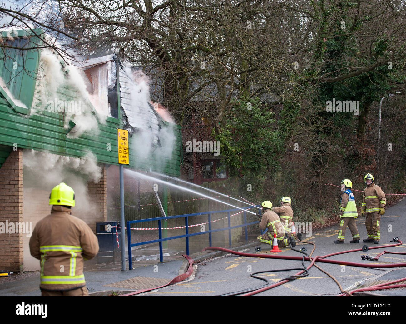 Laindon, Basildon, Essex, 3 janvier 2013. Quatre boutiques dans un défilé appelé le triangle des magasins ont été détruits dans un incendie que l'on croyait avoir été causé par une défaillance électrique dans un évent. Le poisson et chip shop, les Chinois à emporter, les coiffeurs et les McColl dépanneur ont été totalement détruits. Quatre pompes de la Essex Fire Service abordé le brasier. On croit que personne n'a été blessé. Banque D'Images