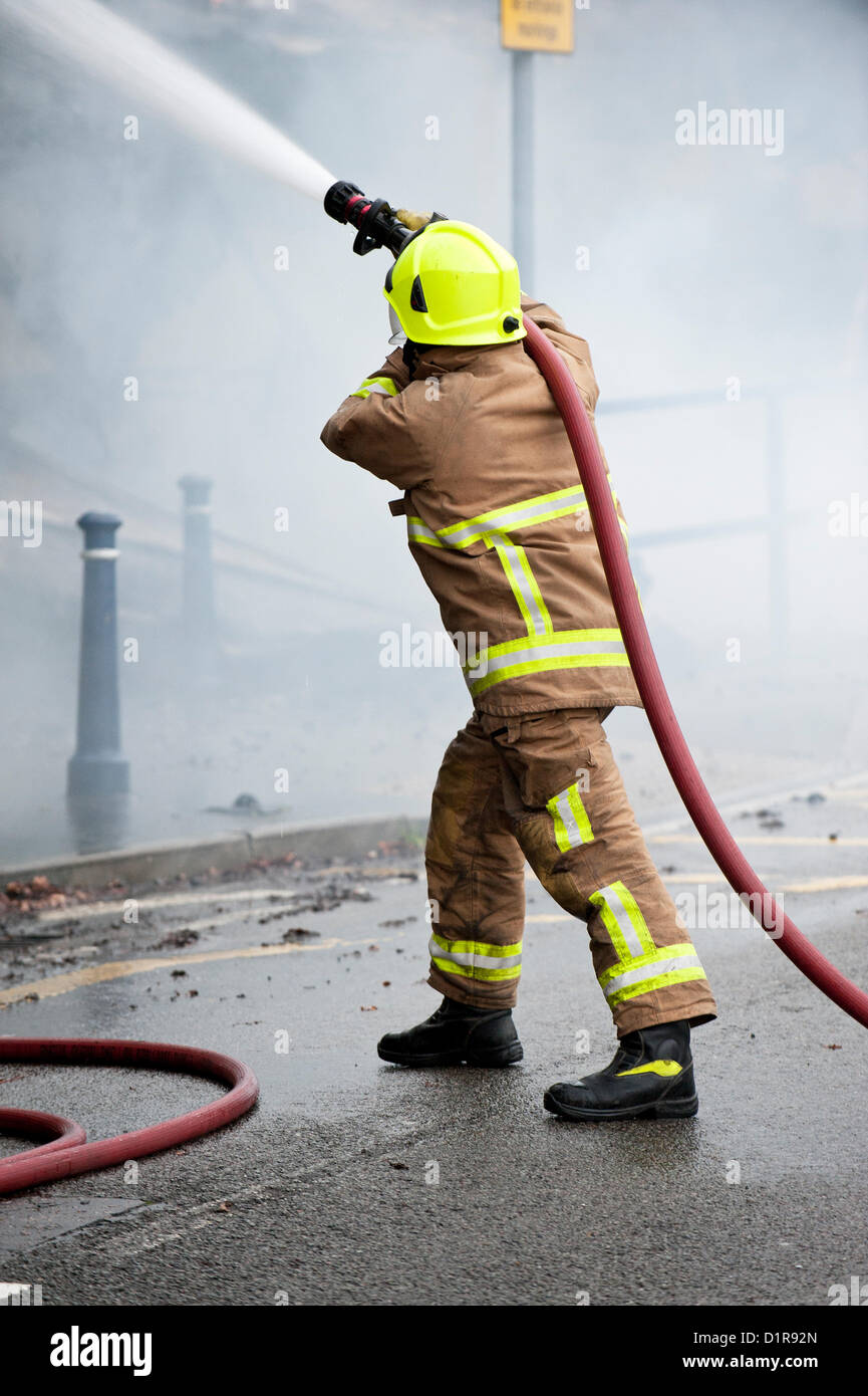 Laindon, Basildon, Essex, 3 janvier 2013. Quatre boutiques dans un défilé appelé le triangle des magasins ont été détruits dans un incendie que l'on croyait avoir été causé par une défaillance électrique dans un évent. Le poisson et chip shop, les Chinois à emporter, les coiffeurs et les McColl dépanneur ont été totalement détruits. Quatre pompes de la Essex Fire Service abordé le brasier. On croit que personne n'a été blessé. Banque D'Images