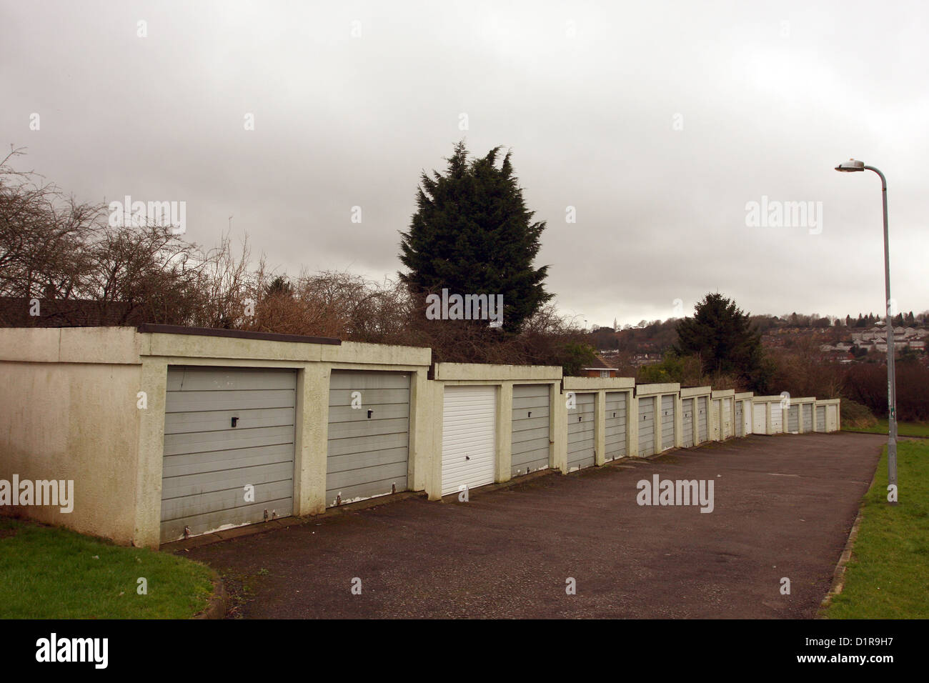 Rangée de garages intérieurs sur l'autorité locale ensemble immobilier à Newport South Wales, Janvier 2013 Banque D'Images