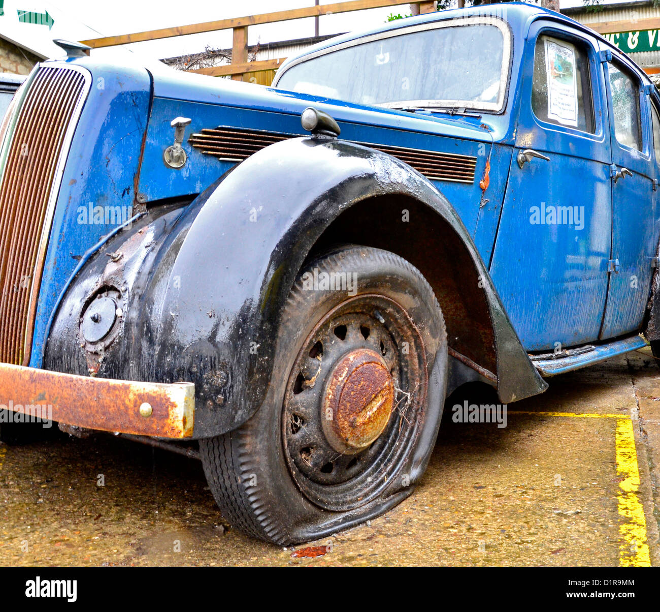 Grange bleue trouver voiture classique avec pneu à plat Banque D'Images