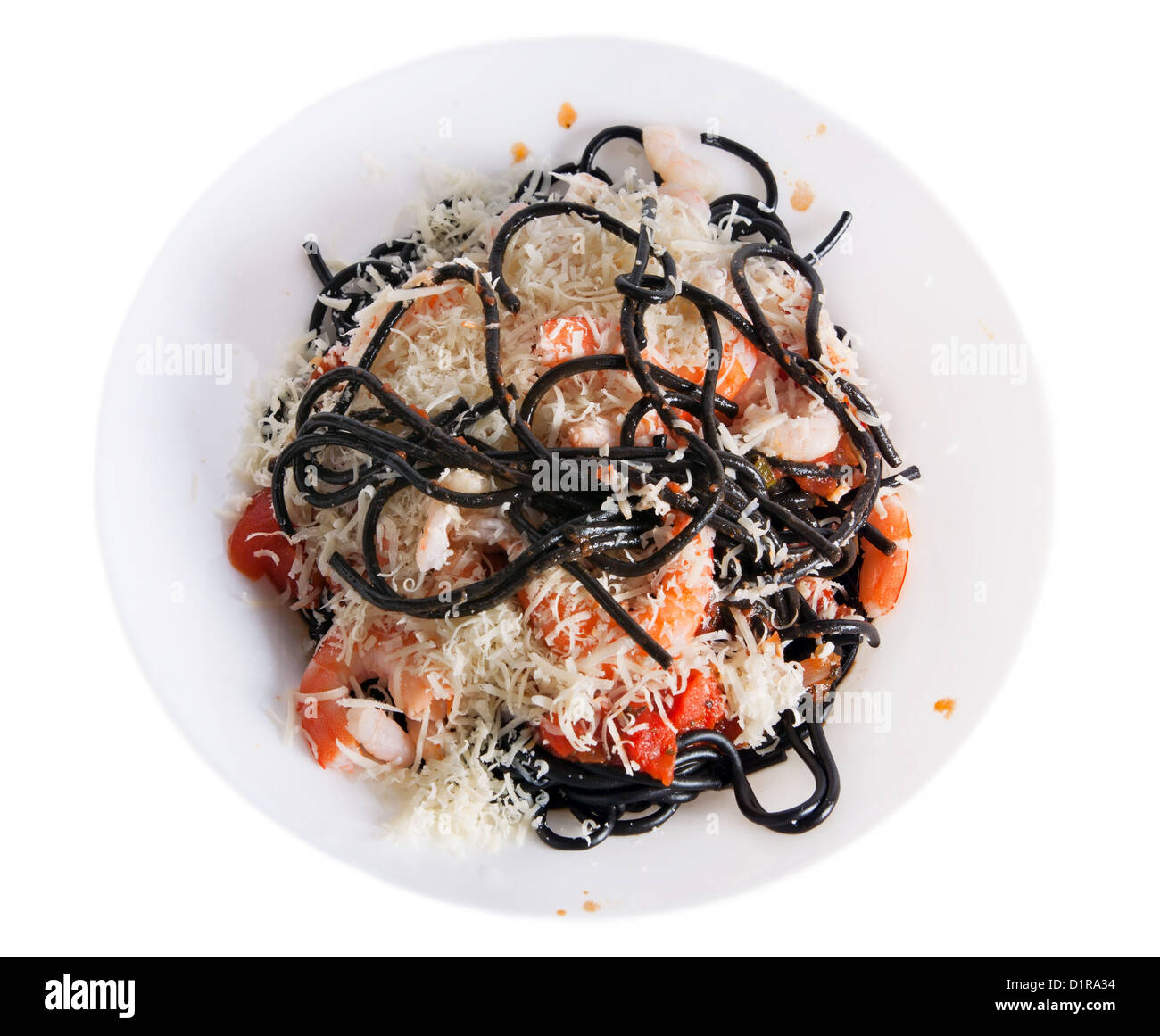 La seiche noire spaghetti avec sauce tomate et fromage parmesan isolated on white Banque D'Images