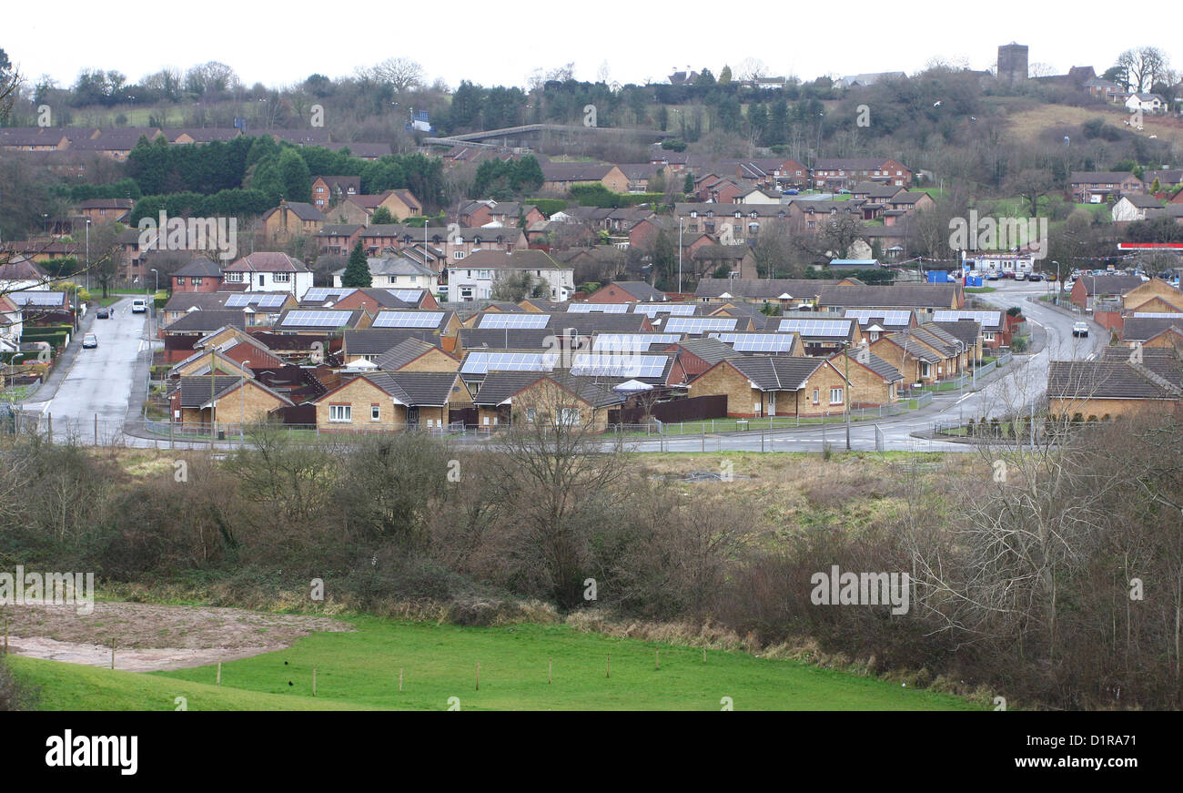 Succession de l'autorité locale d'habitation de faible hauteur, équipé de panneaux solaires, dans la région de Newport, Pays de Galles, Royaume-Uni. Janvier 2013 Banque D'Images