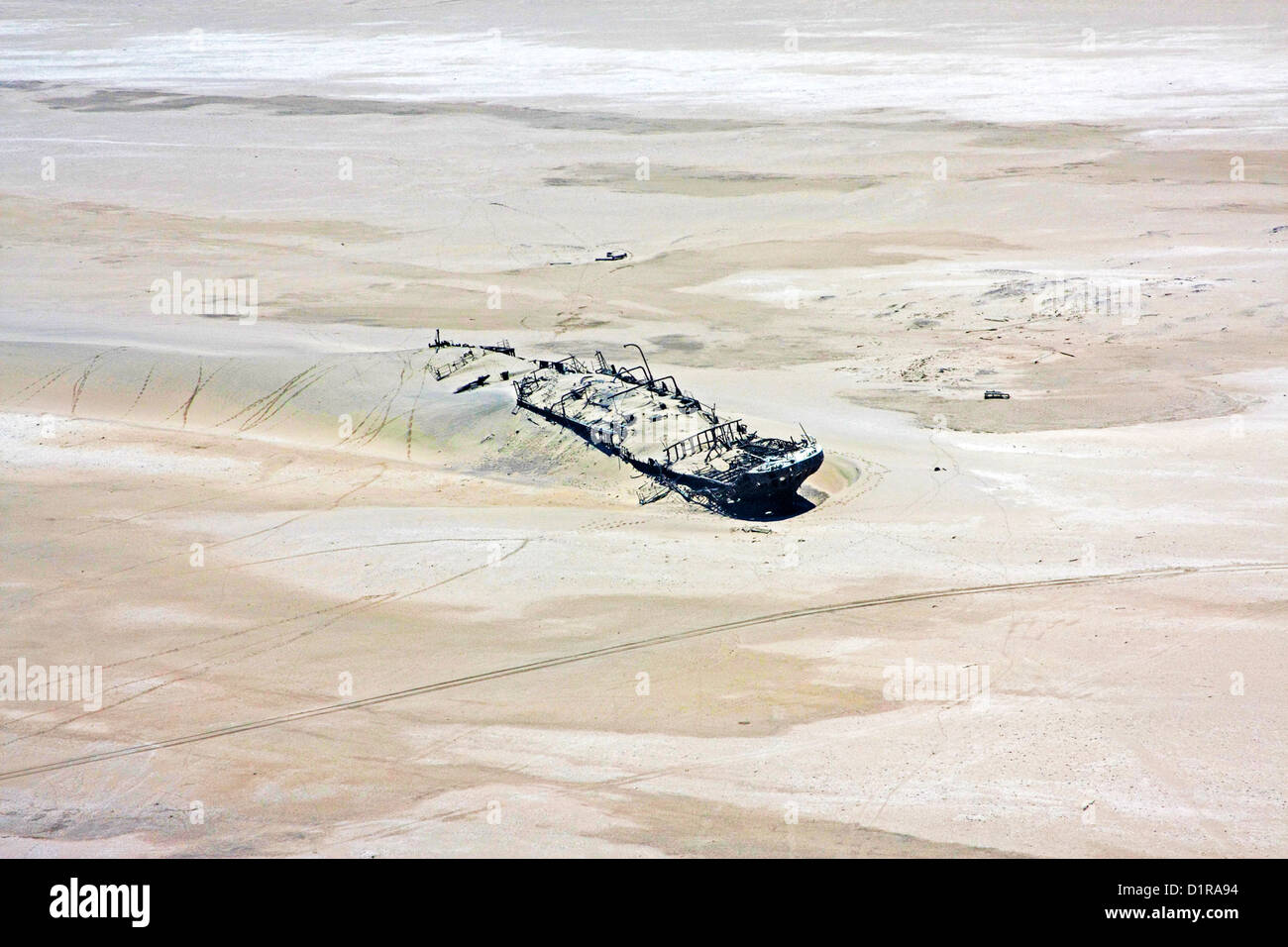 L'un des nombreux anciens navires fait naufrage sur l'infâme Skeleton Coast beaches Banque D'Images