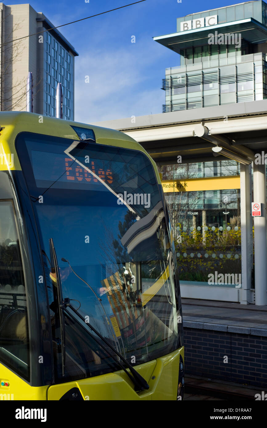 Un arrêt de tramway Metrolink Manchester en attente à la Media City UK gare à Salford, England, UK Banque D'Images