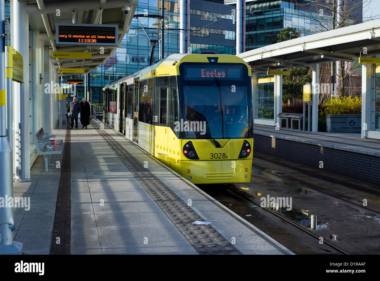 Un arrêt de tramway Metrolink Manchester en attente à la Media City UK gare à Salford, England, UK Banque D'Images