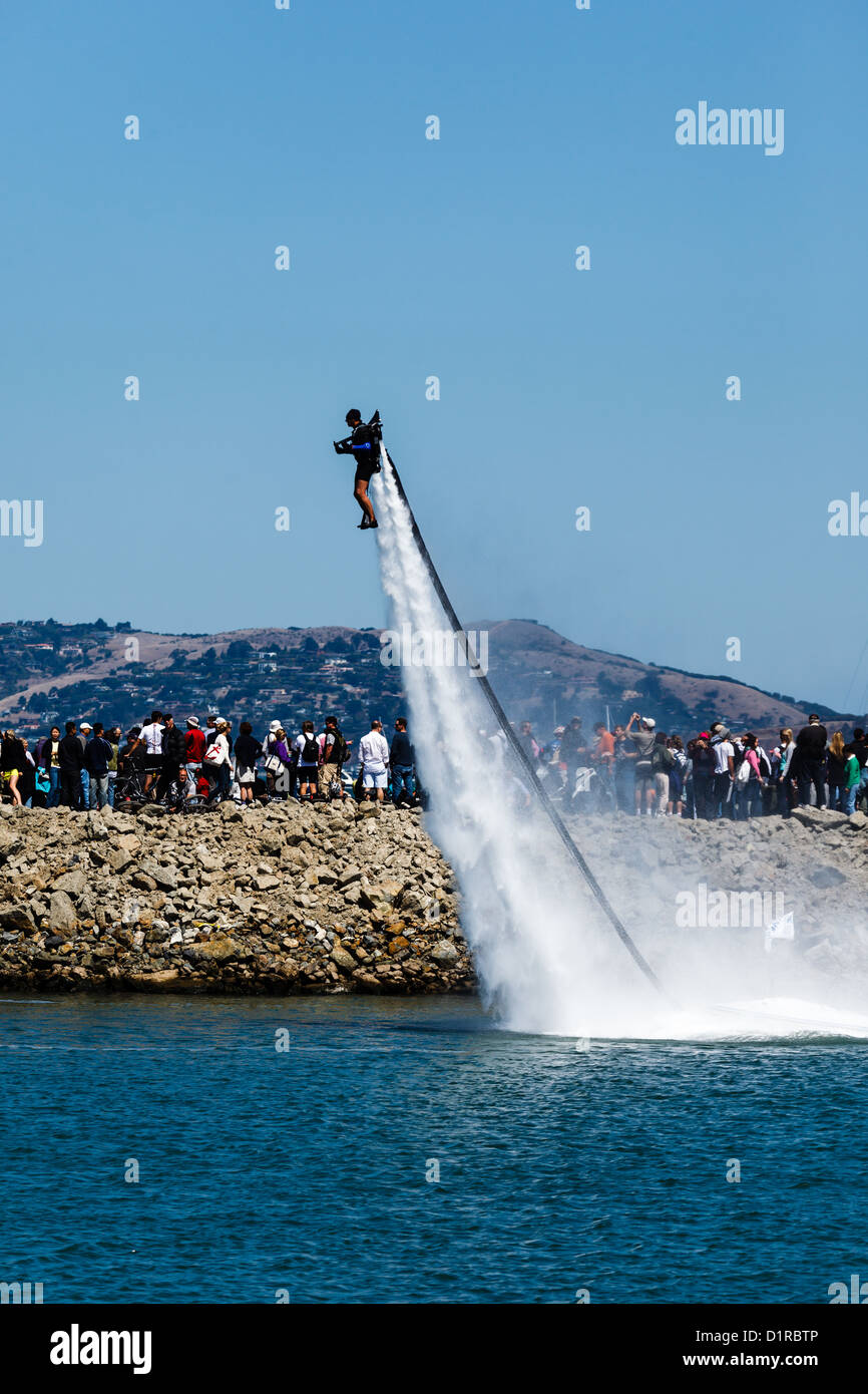 Jet propulsé artiste lance de la baie de San Francisco durant les célébrations de la Louis Vuitton Cup, l'Americas Cup series Banque D'Images