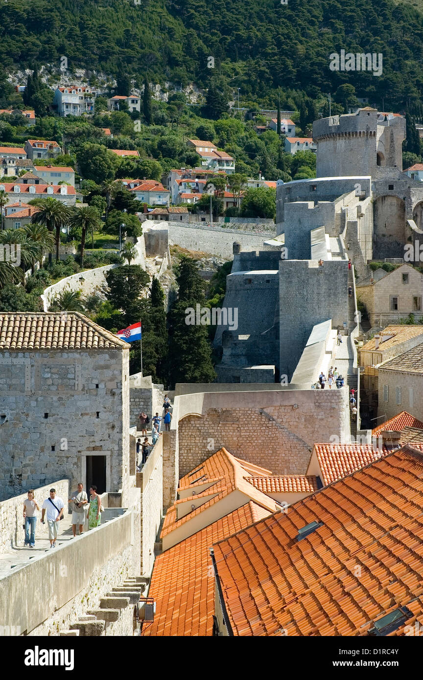 Elk192-3257v la Croatie, la côte dalmate, Dubrovnik, mur avec les touristes Banque D'Images